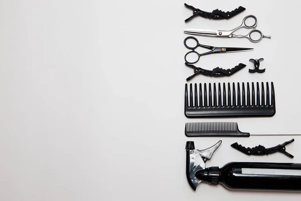 Профессиональные парикмахерские инструменты, изолированные на белом — стоковое фото
