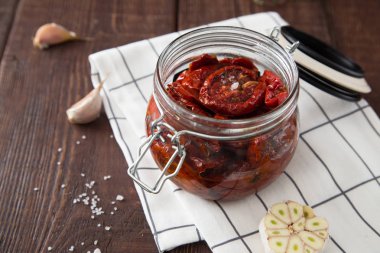 Otlar ve zeytinyağı bir gla içinde deniz tuzu ile güneş kurutulmuş domates