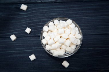 Mavi ahşap zemin üzerinde bir cam kasede beyaz krema