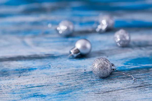 Bola de Navidad de plata y azul en la mesa de madera, selectiva fo — Foto de Stock