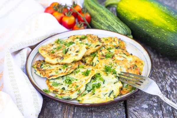 Eski ahşap masa üzerinde Squash ve kabak börek
