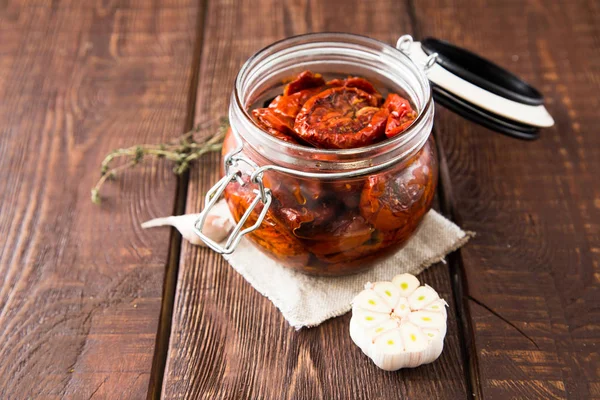 Zongedroogde tomaten met kruiden en zeezout in olijfolie in een gla — Stockfoto