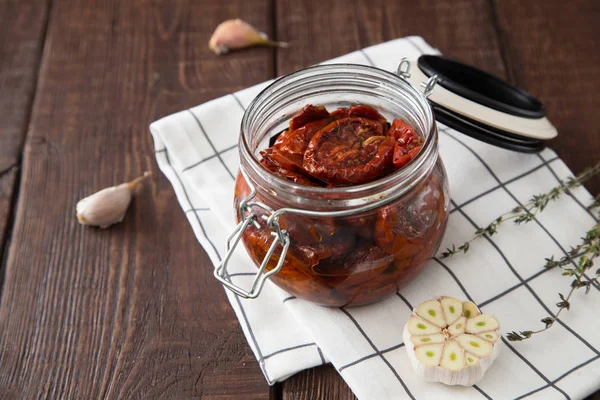 Zongedroogde tomaten met kruiden en zeezout in olijfolie in een gla — Stockfoto