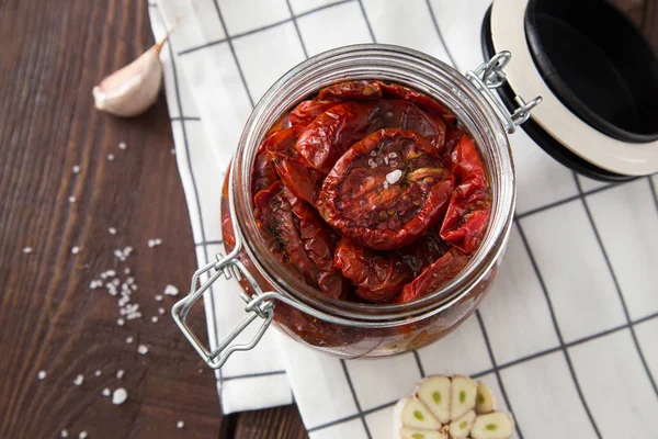 Zongedroogde tomaten met kruiden en zeezout in olijfolie in een gla — Stockfoto