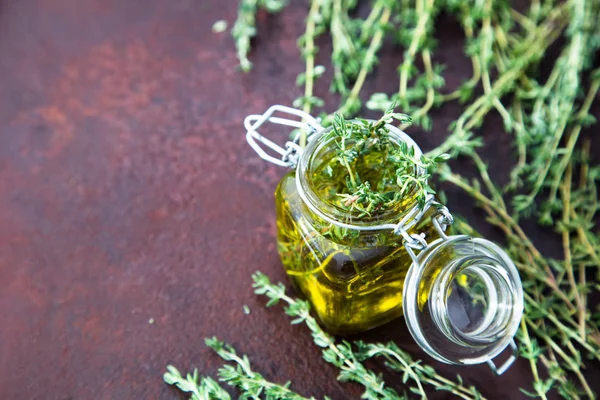 Thyme oil. Thyme essential oil jar glass bottle and branches of — Stock Photo, Image