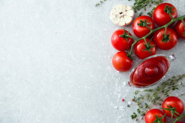 Sarımsak, baharatlar ve otlar ile kiraz domates ketçap sos 