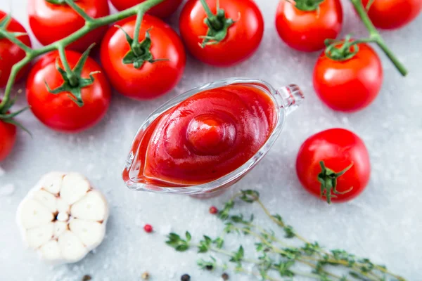 Ketchup tomatensaus met knoflook, specerijen en kruiden met kersen — Stockfoto