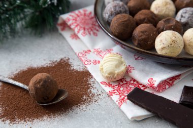 Toz kakao, Hindistan cevizi ve chopp ile çeşitli çikolata truffles