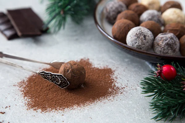 Trufas de chocolate sortidas com cacau em pó, coco e chopp — Fotografia de Stock