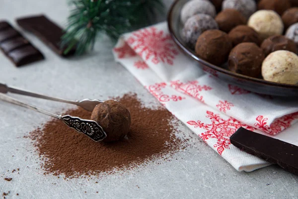 Trufas de chocolate surtidos con cacao en polvo, coco y chopp —  Fotos de Stock