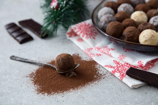 Blandade chokladtryfflar med kakaopulver, kokos och chopp — Stockfoto