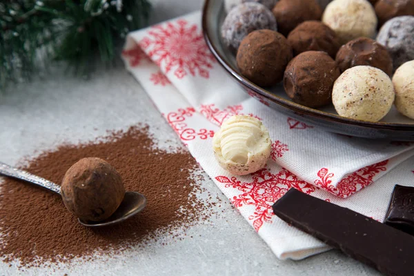 Blandade chokladtryfflar med kakaopulver, kokos och chopp — Stockfoto