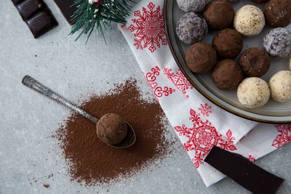 Blandade chokladtryfflar med kakaopulver, kokos och chopp — Stockfoto