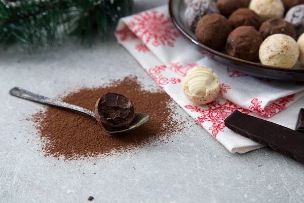 Blandade chokladtryfflar med kakaopulver, kokos och chopp — Stockfoto