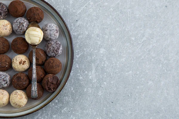 ทรัฟเฟิลช็อคโกแลตที่มีผงโกโก้ มะพร้าวและสับ — ภาพถ่ายสต็อก