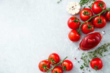 Sarımsak, baharatlar ve otlar ile kiraz t ile domates ketçap sosu