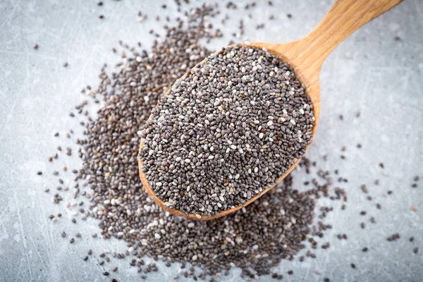 Chia semínka v dřevěnou lžící. Superfood, zdravý koncepce — Stock fotografie