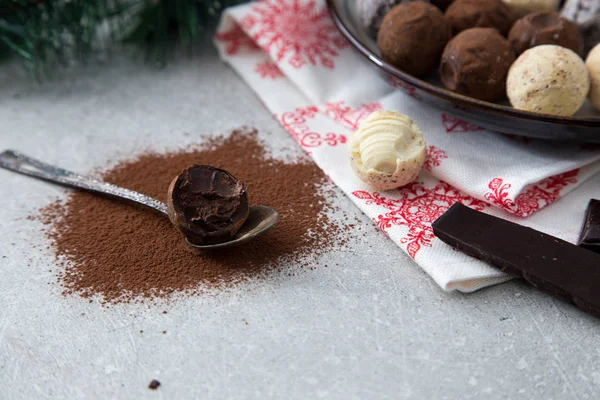 Blandade chokladtryfflar med kakaopulver, kokos och chopp — Stockfoto