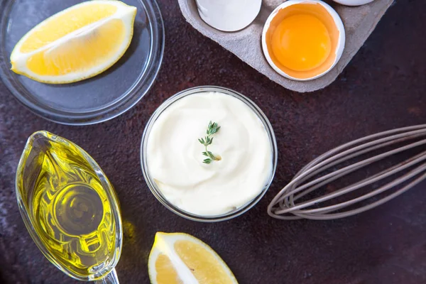 Molho branco caseiro fresco Maionese e ingredientes ovos, lemo — Fotografia de Stock
