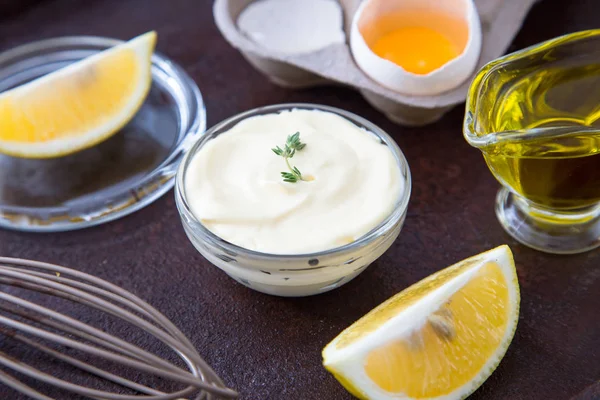 Taze ev yapımı beyaz sos mayonez ve malzemeler yumurta, Kenneth'in