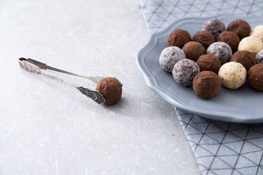 Toz kakao, Hindistan cevizi ve kıyılmış fındık tatlısı tabakta çeşitli çikolata truffles