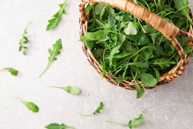 gri taş zemin üzerine taze Roka Salatası