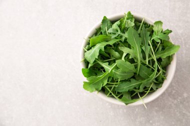 gri taş zemin üzerine taze Roka Salatası