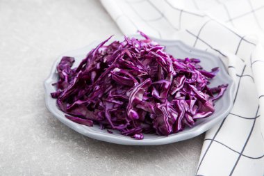 Kil kase taş zemin üzerine rendelenmiş kırmızı lahana. 