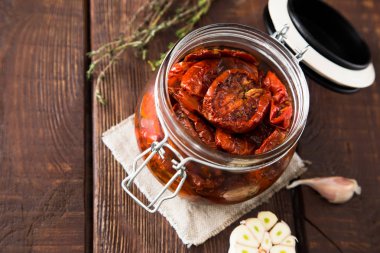 otlar ve zeytinyağı deniz tuzu ile güneş kurutulmuş domates 