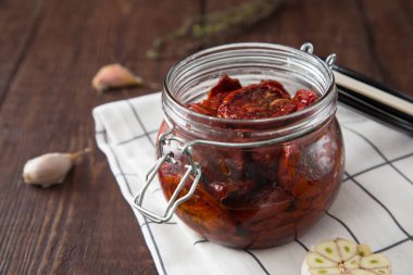 otlar ve zeytinyağı deniz tuzu ile güneş kurutulmuş domates 