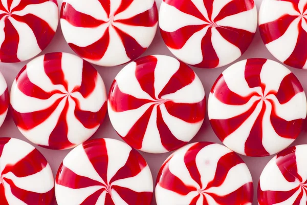 Caramelos de colores sobre fondo blanco. Fondo de caramelo — Foto de Stock