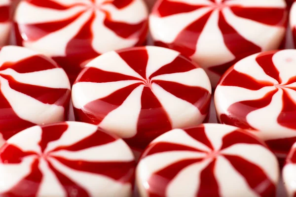 Caramelos de colores sobre fondo blanco. Fondo de caramelo — Foto de Stock