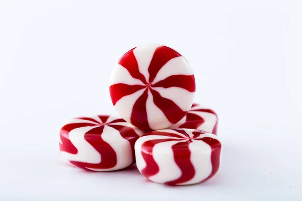 Färggrant godis på vit bakgrund. Candy bakgrund — Stockfoto