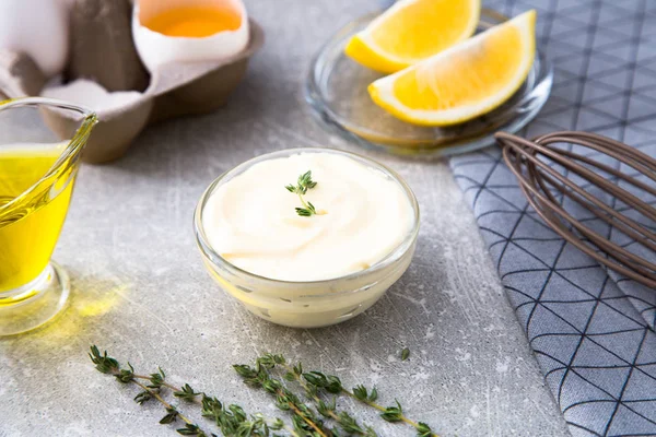 Taze ev yapımı beyaz sos mayonez ve malzemeler — Stok fotoğraf