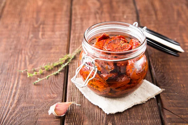 Zongedroogde tomaten met kruiden en zeezout in olijfolie — Stockfoto