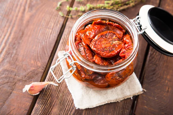 Zongedroogde tomaten met kruiden en zeezout in olijfolie — Stockfoto