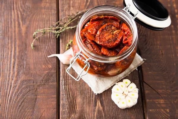 Zongedroogde tomaten met kruiden en zeezout in olijfolie — Stockfoto