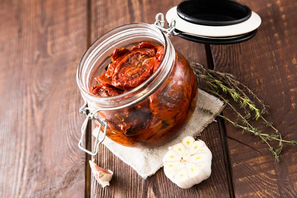 Zongedroogde tomaten met kruiden en zeezout in olijfolie — Stockfoto