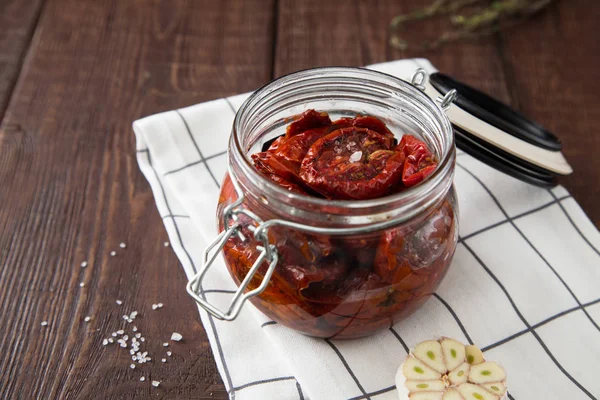 Zongedroogde tomaten met kruiden en zeezout in olijfolie — Stockfoto