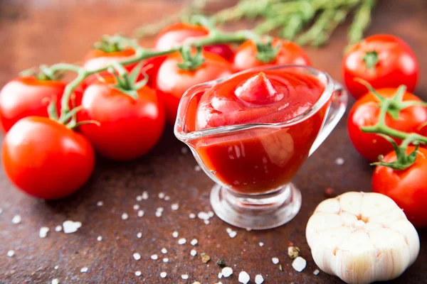 Salsa al ketchup di pomodoro con aglio, spezie ed erbe aromatiche — Foto Stock