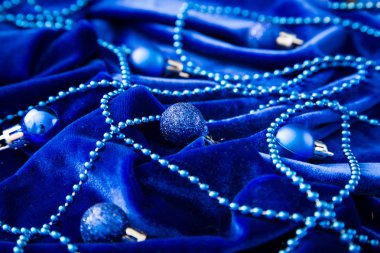 Noel kartı. Noel topları ve dekorasyon kadife üzerinde