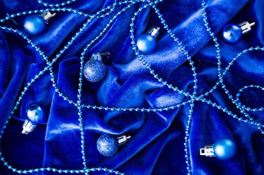 Noel kartı. Noel topları ve dekorasyon kadife üzerinde