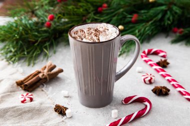 Kakao hatmi ve Noel dekorasyonu ile. Taş bir arka plan üzerinde