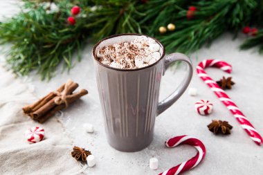 Kakao hatmi ve Noel dekorasyonu ile. Taş bir arka plan üzerinde