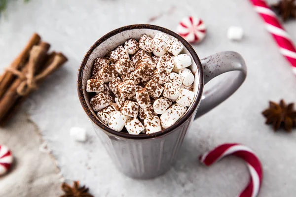 Cacao con malvavisco y decoración navideña. Sobre un fondo de piedra — Foto de Stock