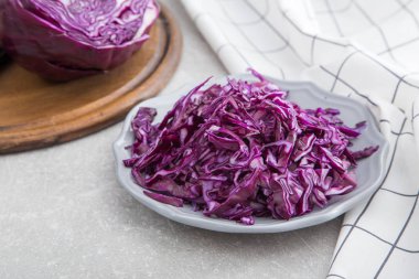 Kil kase taş zemin üzerine kırmızı lahana parçalanmış. Vegetaria