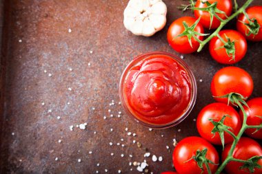 Sarımsak, baharatlar ve otlar ile kiraz t ile domates ketçap sosu