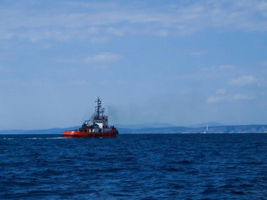 Denizde kırmızı balıkçı teknesi