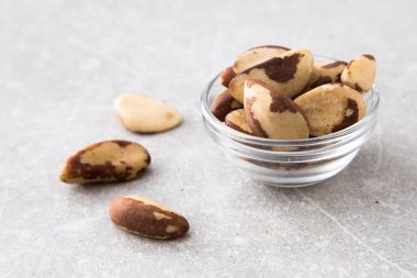 Brezilya fıstığı taş masada cam kapta.