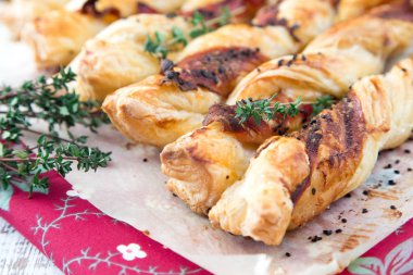 Pastırma pasta siyah susam ve kekik ile sopa 